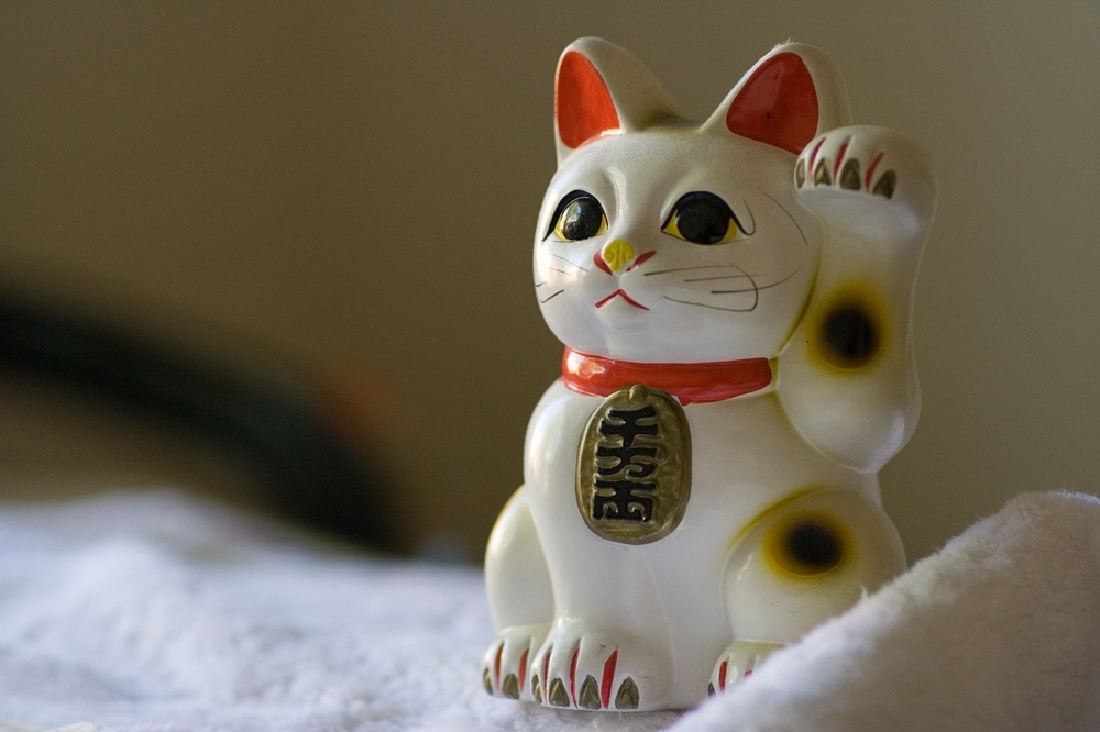 日本招財貓（2009 © g-squid , Lucky Cat @ Flickr, CC BY-SA 2.0.）