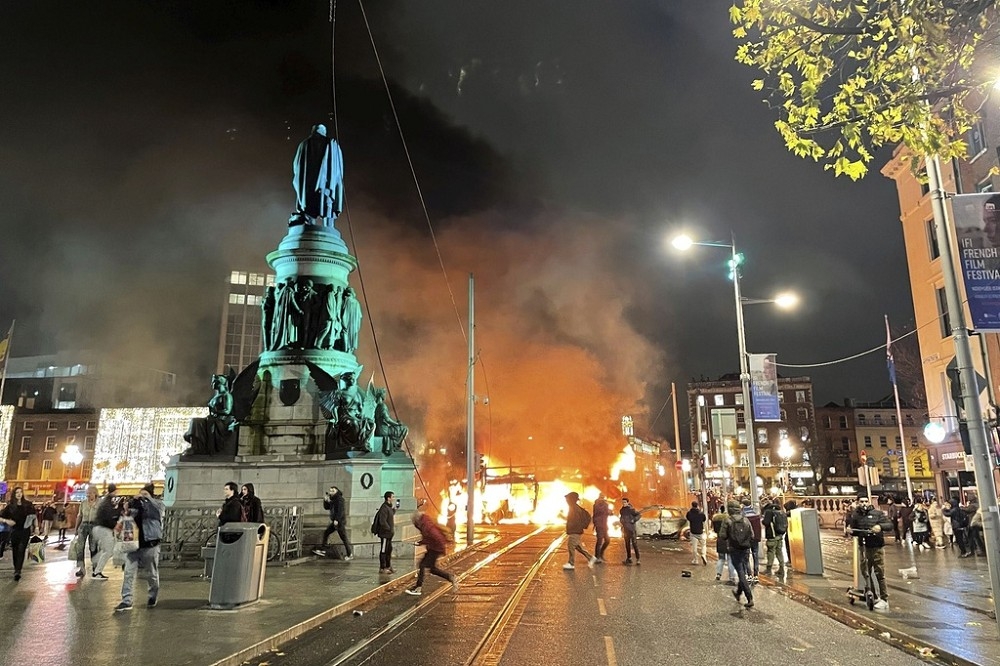 愛爾蘭首都都柏林發生持刀襲擊事件，引發反移民群眾上街抗議和警方發生衝突。（美聯社）