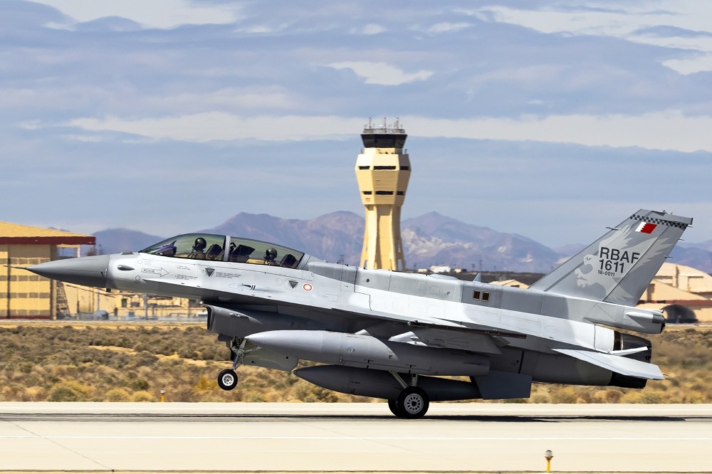 專為F-16戰機研發的「蝮蛇之盾」電戰系統，將於2025年開始量產，圖為巴林空軍F-16V新機，在美國加州愛德華基地進行測試。（取自DVIDS網站）