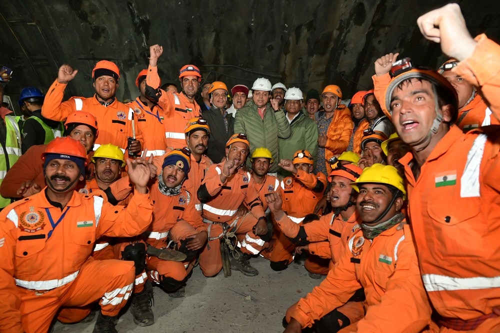 印度北阿坎德省1處隧道工程12日發生坍塌，造成41名工人受困，28日坍塌處終於挖通，成功救出14人。（美聯社）