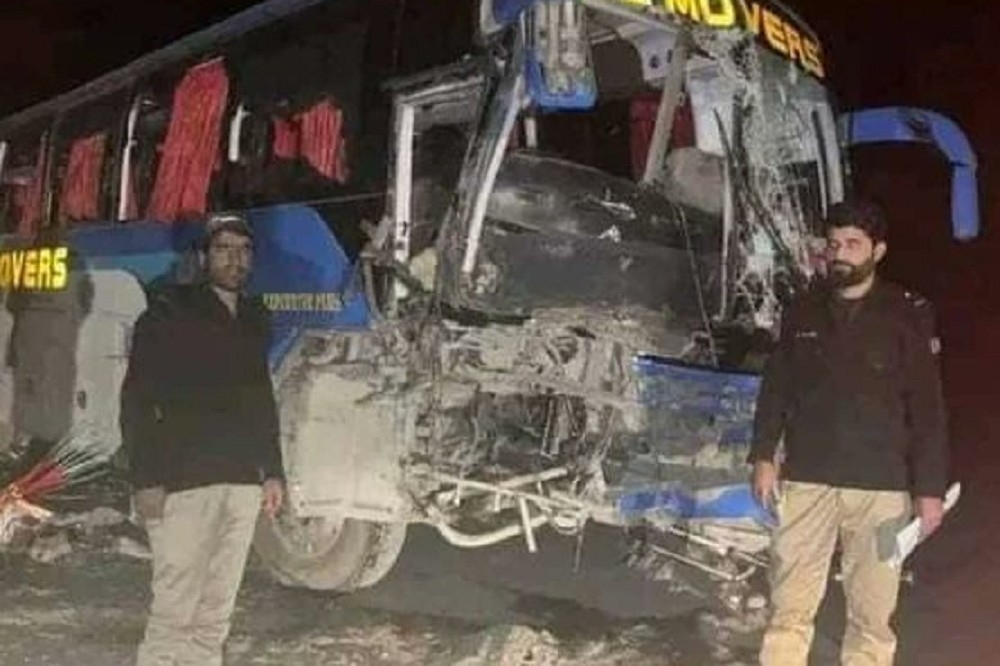 巴基斯坦控制的喀什米爾地區發生恐怖攻擊，身分不明武裝分子向一輛巴士無差別開槍，導致9人死亡、25人受傷。（取自X平台）