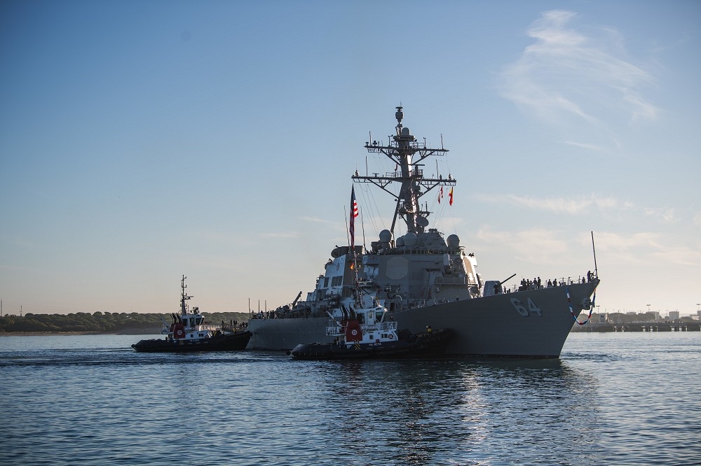 美國海軍「卡尼號」神盾驅逐艦，3日救援多艘遭遇葉門叛軍襲擊商船，在5個小時內擊落多架無人機。（取自DVIDS）