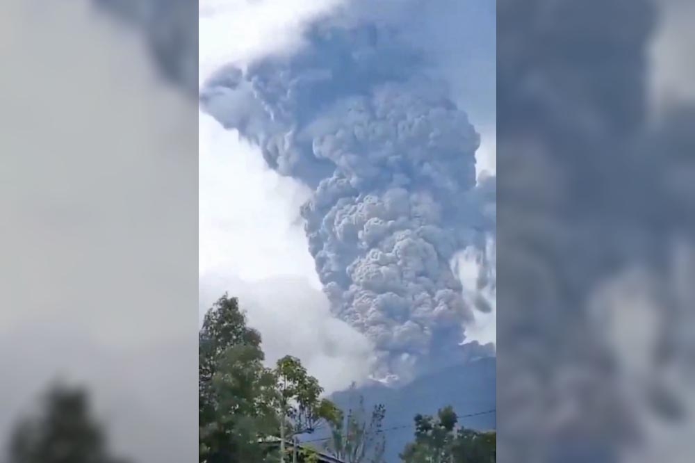 印尼梅拉比火山爆，火山灰直冲天际。（取自@naidusudhakar）(photo:UpMedia)