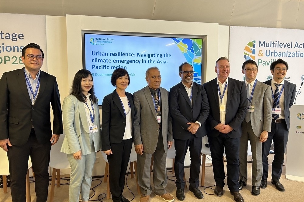 高市環保局長張瑞琿局（左三）與日本、吉里巴斯、馬來西亞、印度等國際代表討論城市氣候策略。（環保局提供)