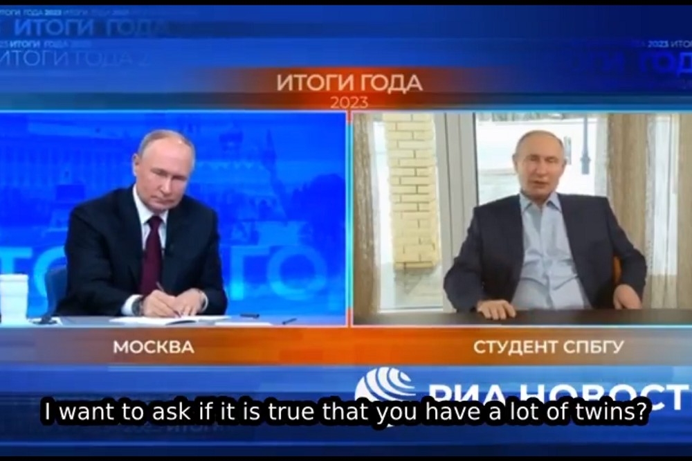 俄羅斯總統普丁（左）14日的年終記者會上與AI生成版替身（右）對談。（取自@simpatico771）