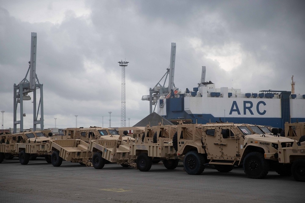 丹麥與美國敲定國防合作協議，將允許美軍部隊在該國領土上永久性駐紮。圖為經丹麥港口卸載運往東歐部署的美軍車輛。（取自丹麥陸軍）