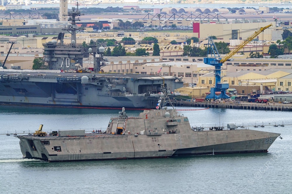 美軍近岸作戰艦「薩凡納號」搭載Mk70模組化「貨櫃式發射系統」，出海進行試射。（取自@cjr1321）