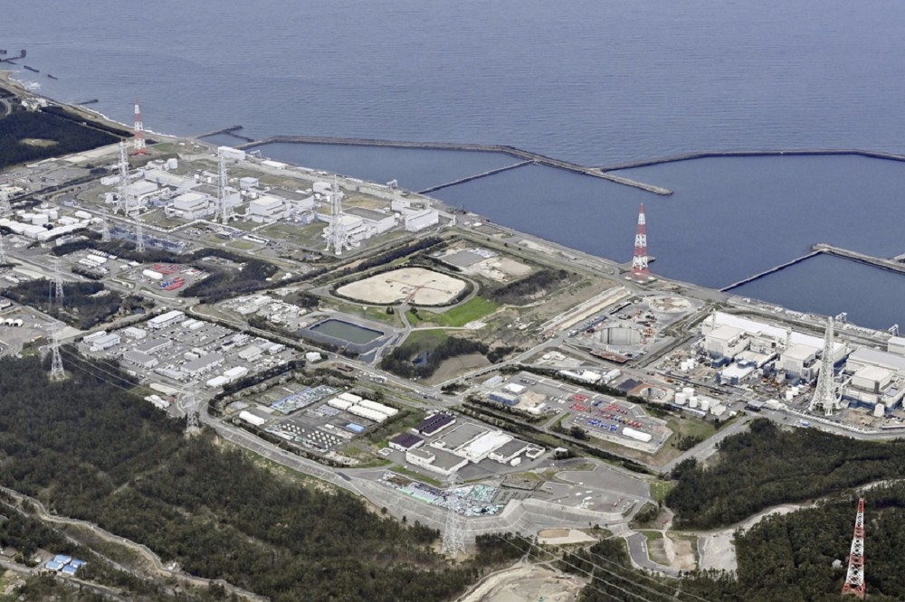 在強震過後，新潟縣的柏崎刈羽核能發電廠發現含有放射性物質的燃料池水外溢，但並不會造成核能外洩。（美聯社）