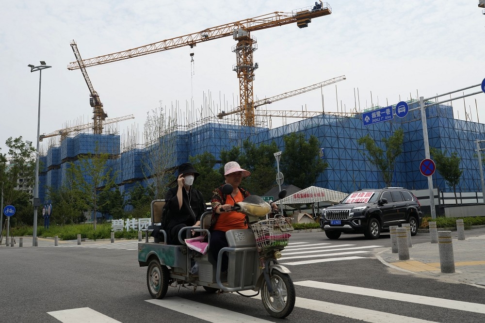 由於市場信心不足，中國2023年房市銷售下跌16.5%。圖為碧桂園在北京的一處建案。（資料照片／美聯社）