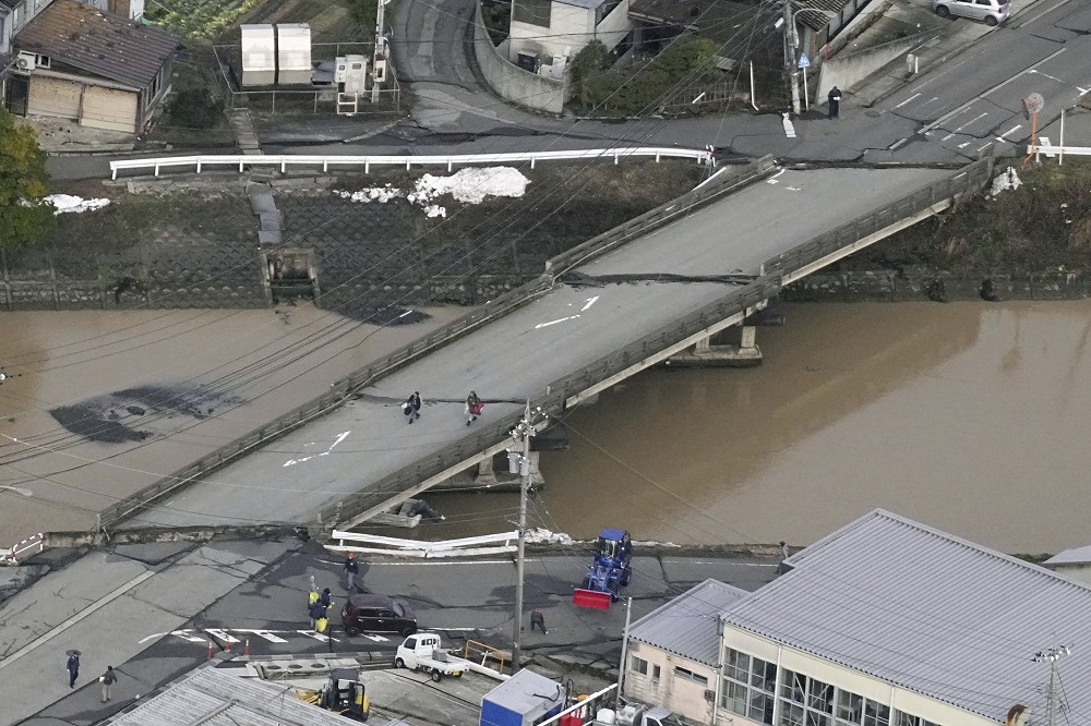 學者表示地下水位移，恐是造成強震的重要因素，圖為珠洲市一座橋樑受震斷裂的情形。（美聯社）