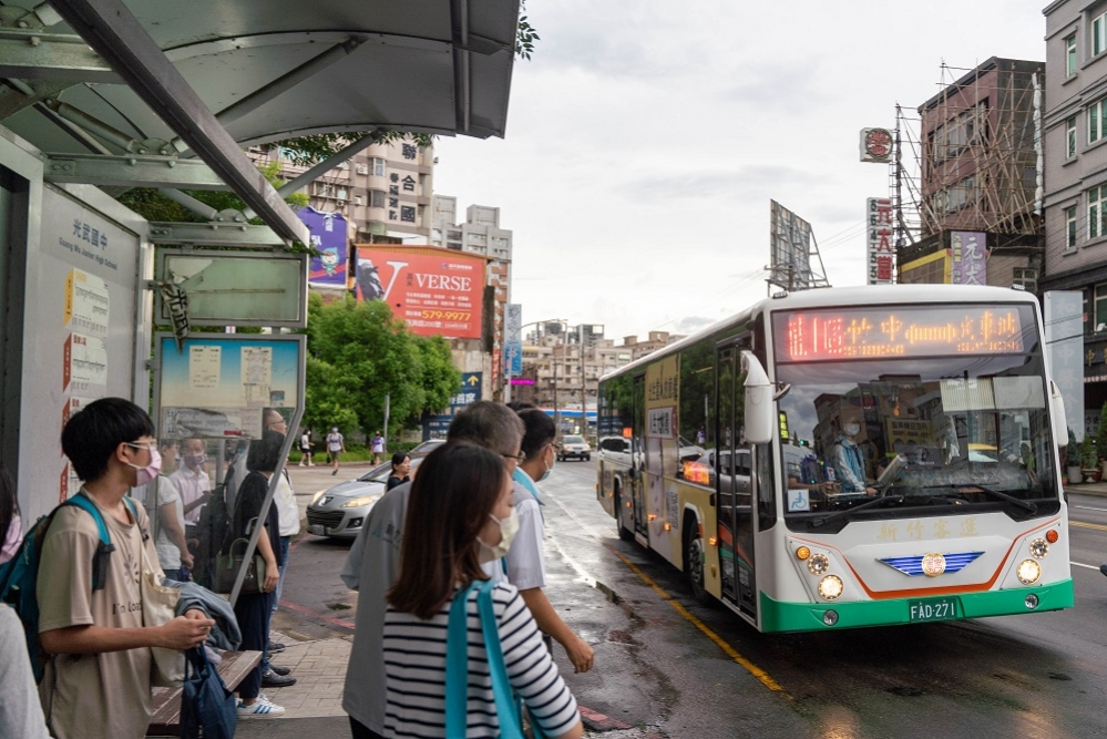 新竹市政府自1月6日起藍1區公車路線每日將增6班，尖峰時間由15至25分鐘調整為每10至15分鐘一班。（竹市府提供）