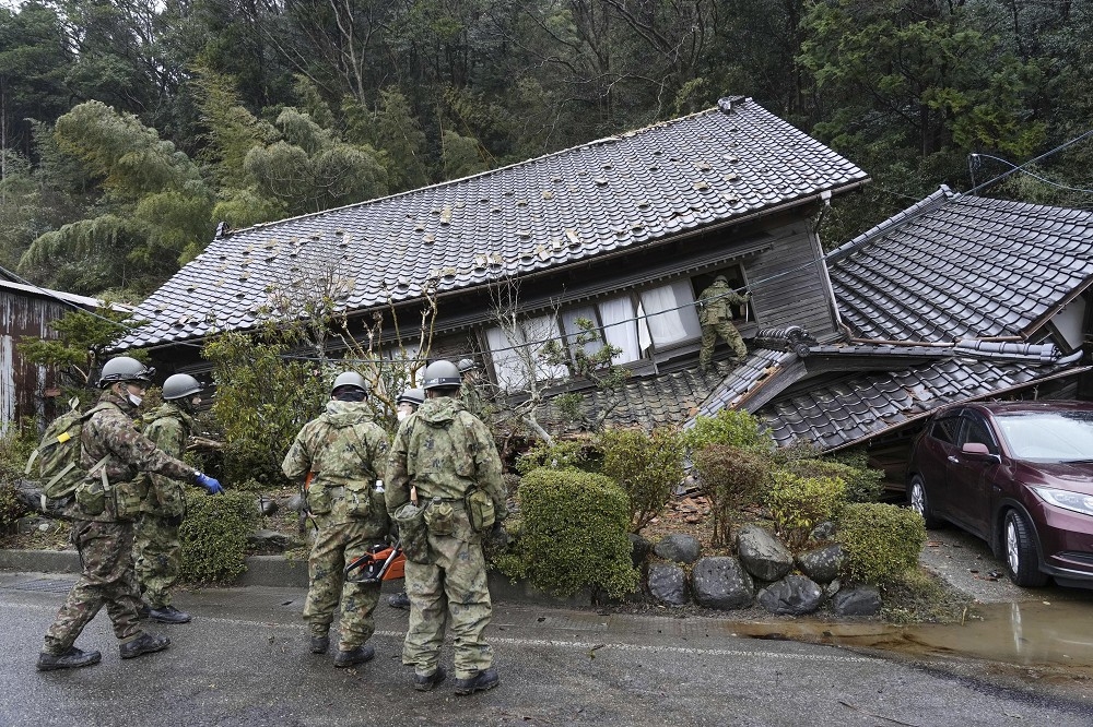 日本自衛隊加派人手投入救災，擴大搜救力道。（美聯社）