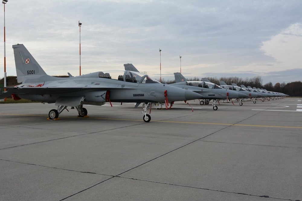 波蘭採購的首批12架FA-50GF，於去年全數交機，並在12月28日舉行成軍典禮。（取自波蘭總參謀部）