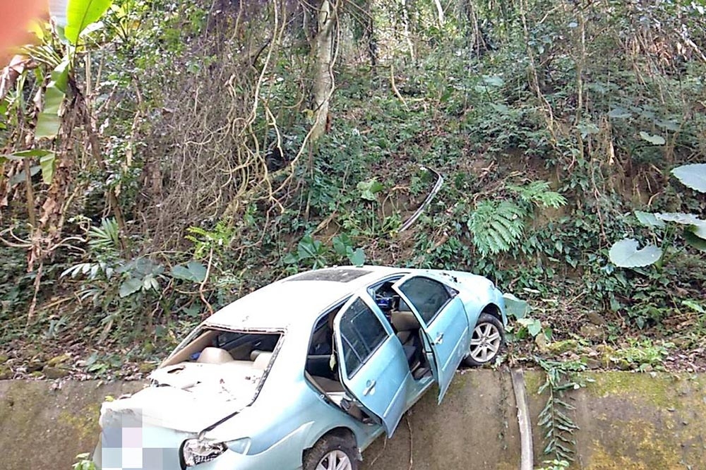 小客車不明原因滑落邊坡，車上駕駛則逃逸無蹤。（翻攝畫面）