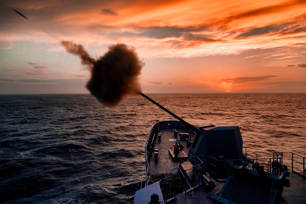 澳洲軍方展開「澳紐軍團級」巡防艦火力升級，預計自2026年開始陸續完成，圖為澳軍艦艇進行Mk 45艦砲實彈操演。（取自澳洲國防部網站）