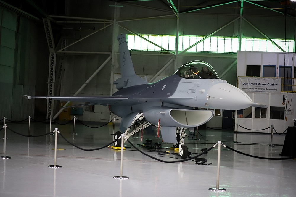 洛馬公司已向斯洛伐克交付2架F-16 Blk70新機，預定年中還會再交付第三架。（取自美國駐斯洛伐克大使館）