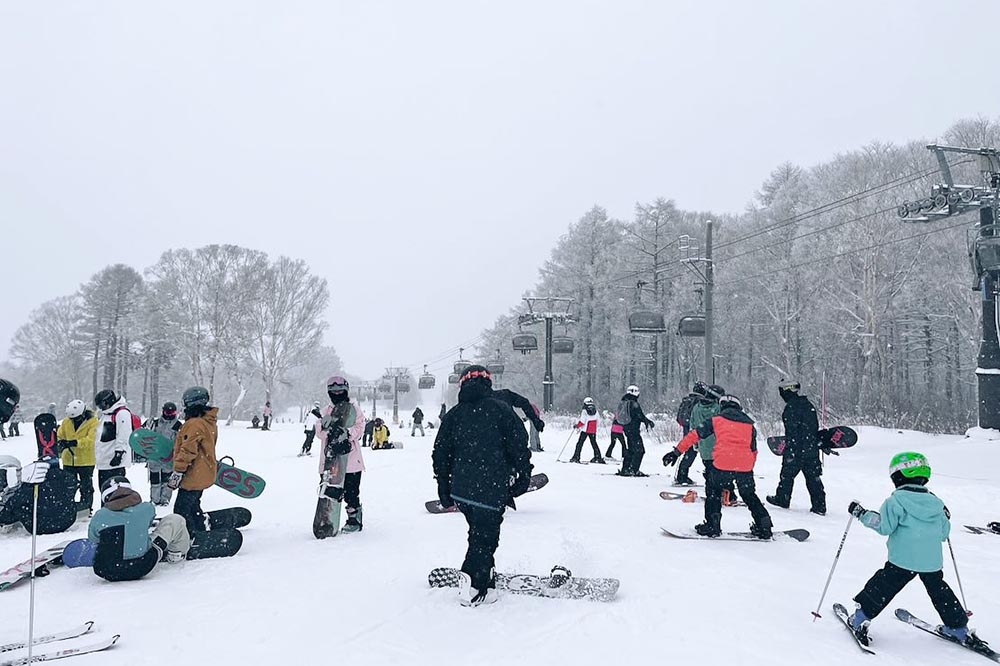 台灣一名23歲男大生近日與友人前往日本長野縣滑雪，卻不重摔送醫不治。示意圖，非當事人。（取自野澤溫泉村滑雪場官網）