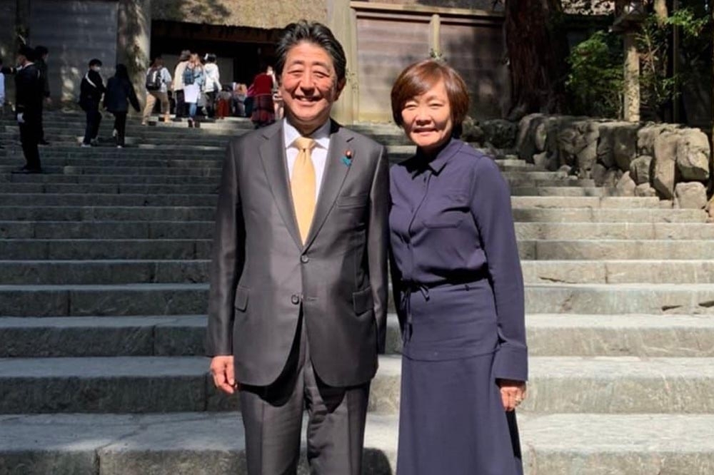 日本已故前首相安倍晉三（左）與夫人安倍昭惠（右）。（取自安倍昭惠臉書）