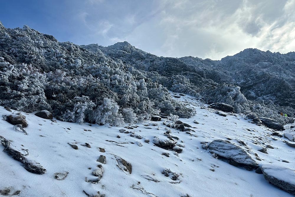 一名登山客因冰爪損壞受困山上，杜姓網友見狀在前踏出腳印協助他下山。示意圖。（玉山國家公園臉書粉專）