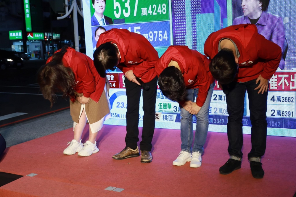 台灣基進今年大選無人進入國會，向支持者鞠躬致歉。（取自張博洋臉書）