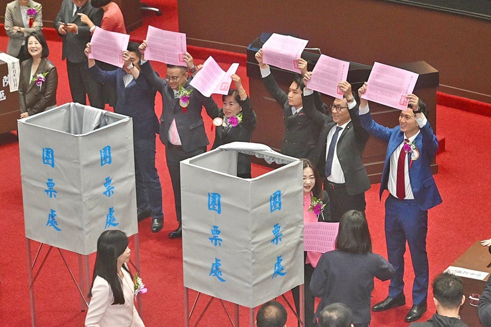 稍早第一輪開票結果出爐，民進黨游錫堃仍到51票。（張哲偉攝）