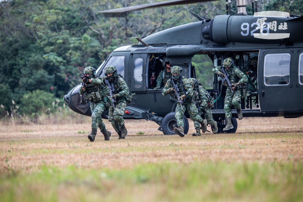 特戰部隊與陸航UH-60M黑鷹直升機實施「陸空聯訓」，進行機動抵達目標及機降演練。（軍聞社提供）