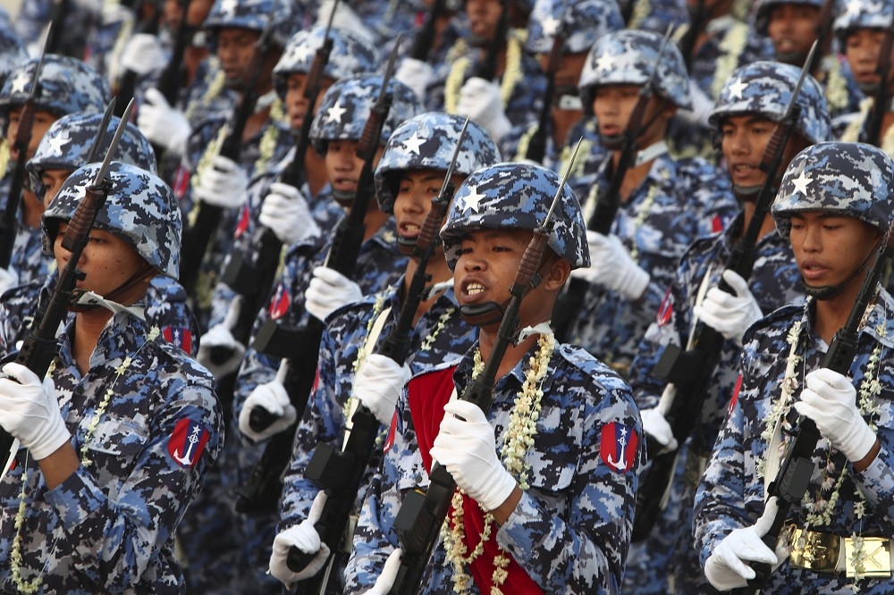 緬甸軍政府面臨一連串軍事上的挫敗後，宣布實施強制徵兵令，圖為緬甸2023年舉行閱兵儀式的情形。（美聯社）