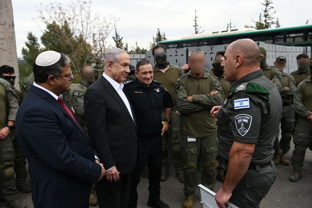 以色列總理納坦雅胡14日表明除非哈瑪斯改變立場，否則不必再繼續談判。圖為他視察救出地道2名人質的以軍特戰部隊。（取自X平台）