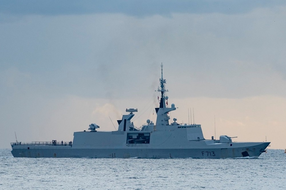 法國海軍集團宣布，納入現代化升級的3艘拉法葉級巡防艦，最後一艘「烏頭號」已完成升級。圖為尚未改裝的「烏頭號」航行。（取自法國海軍）
