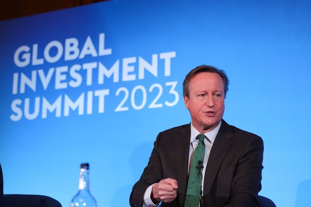 英國外交大臣卡麥隆出席第2屆全球投資峰會。（取自X平台）