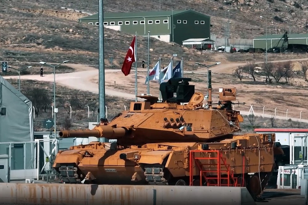 準備進行火力展示的M60T1戰車，是土耳其國防工業以國產新系統升級現役武器的代表之一。（截自影片）