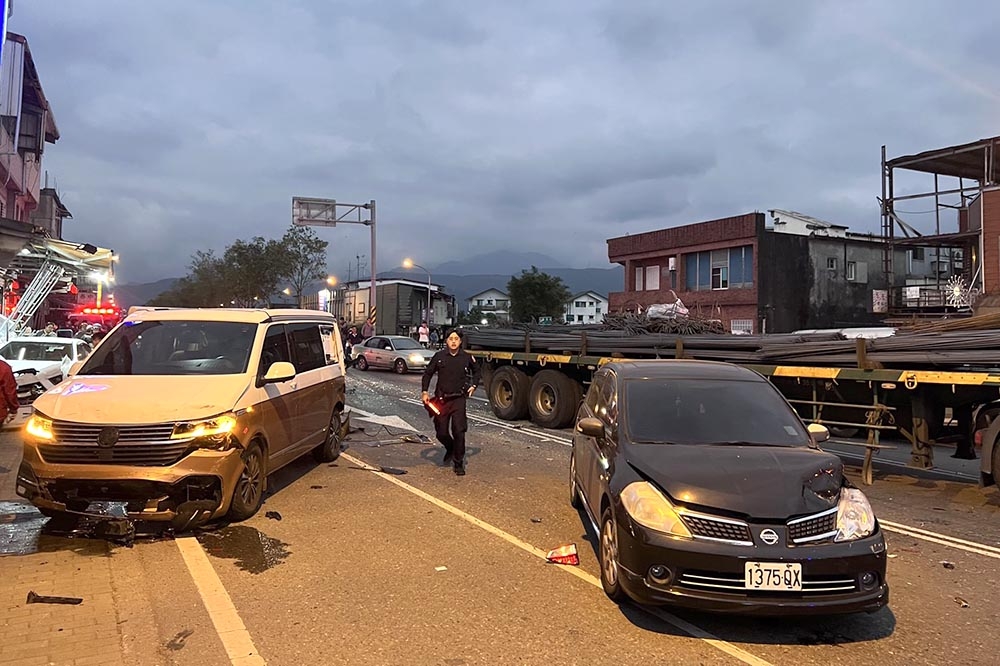 宜蘭縣冬山鄉晚間發生連環車禍，一輛拖板車追撞10輛小客車，造成16人受傷，10人送醫。（翻攝畫面）