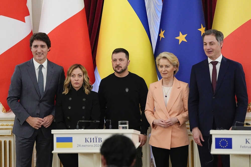 義大利總理梅洛尼、加拿大總理杜魯道、比利時總理德克魯以及歐盟執委會主席范德賴恩，和烏克蘭總統澤羅斯基召開記者會。（美聯社）