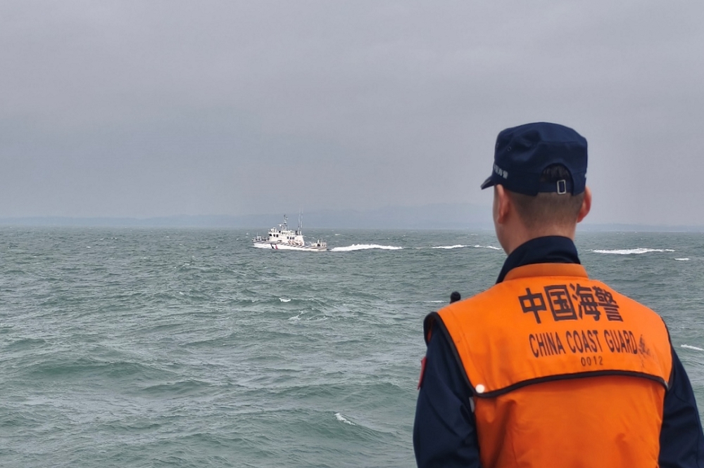 中國海警宣布加強金門附近海域執法 至少5艘艦艇出沒東、南面水域。圖為我方海巡艇伴隨監控畫面。（取自澎湃新聞）