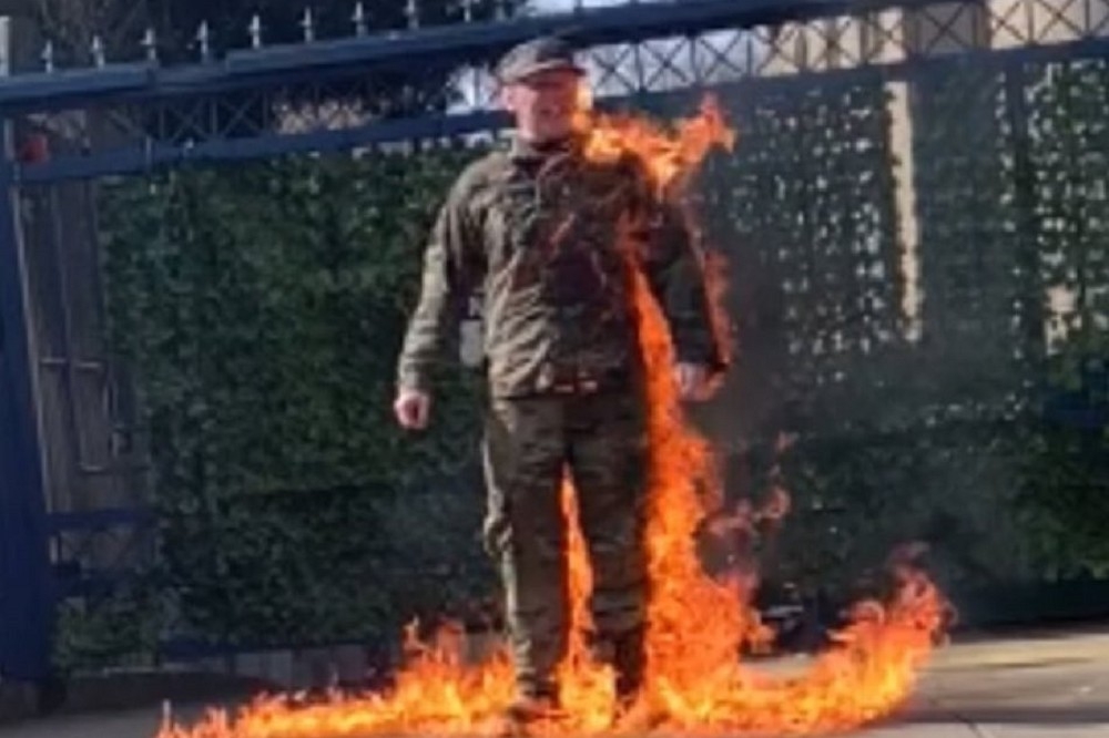 身著美軍制服男子，在以色列駐華府大使館外，以激烈的自焚手段抗議。（取自X平台）
