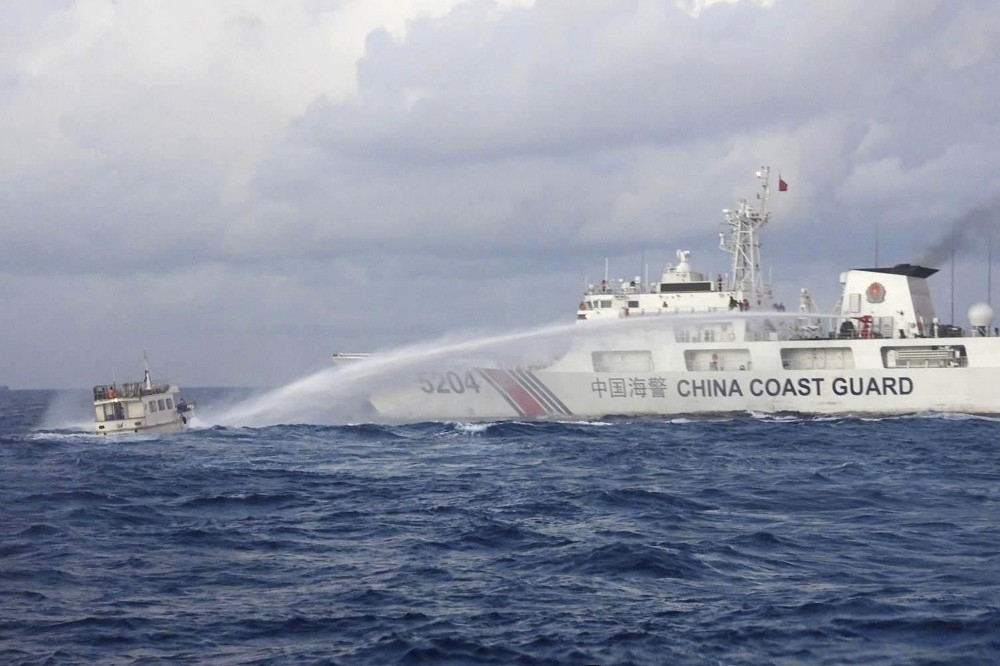 彭博專欄作家指出，台灣應借鑒菲律賓應對中國的強硬立場；圖為去年12月，中國海警船以水砲攻擊菲運補船。（美聯社）