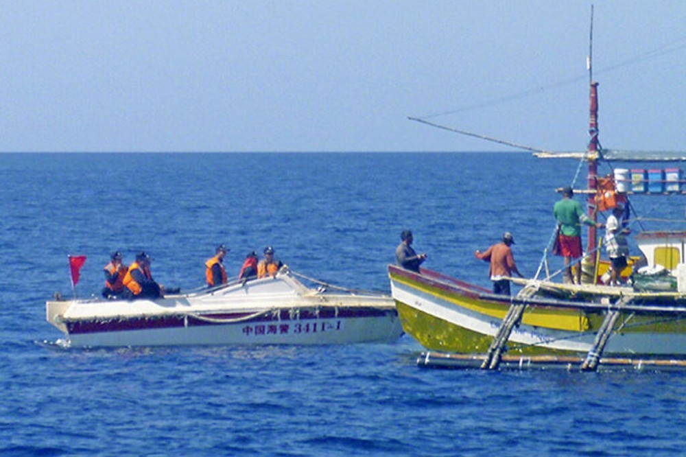 對於在黃岩島設置屏障，中國外交部發言人強調是維護主權的必要措施，圖為中國海警小艇，在黃岩島周遭攔查菲國漁船的情形。（美聯社）