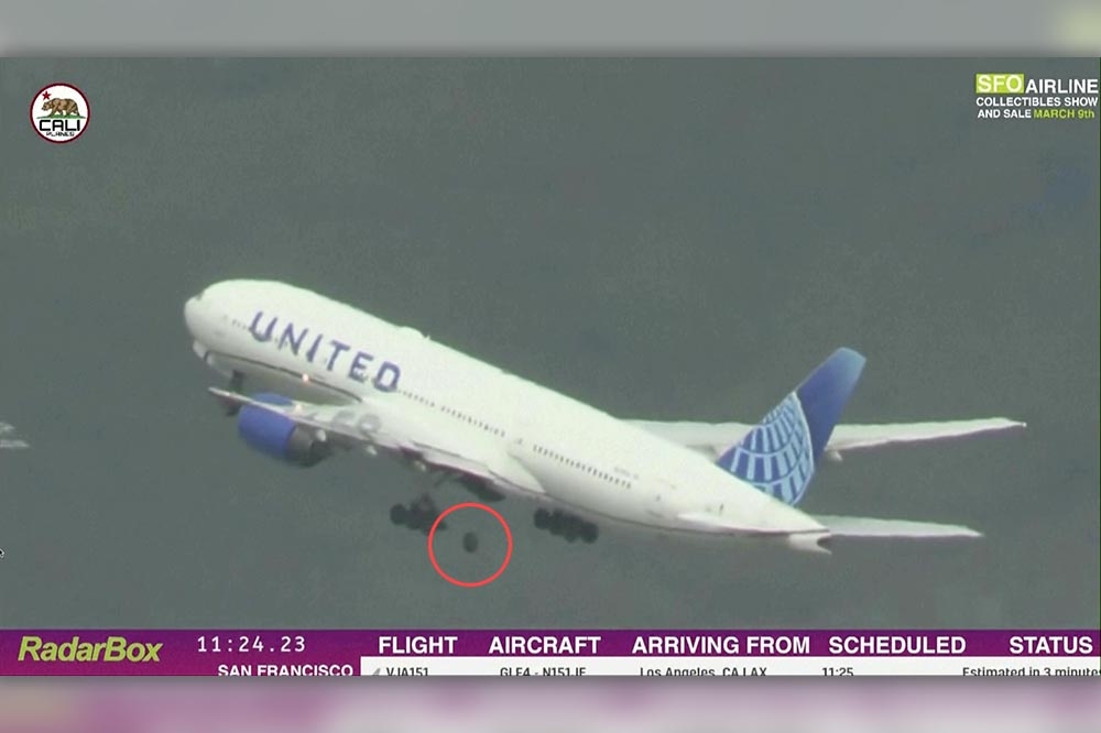 聯合航空一架波音777客機，7日從舊金山起飛時，一個輪胎（紅圈處）突然掉落。（美聯社）　