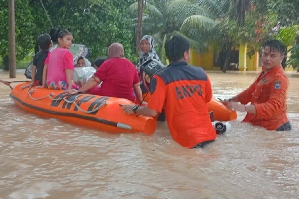 印尼西蘇門答臘省暴雨導致山洪與土石流爆發，目前雖部分地區水勢稍退，但未來數日仍將連續降雨，恐會釀成新一波災情。（取自BNPB）