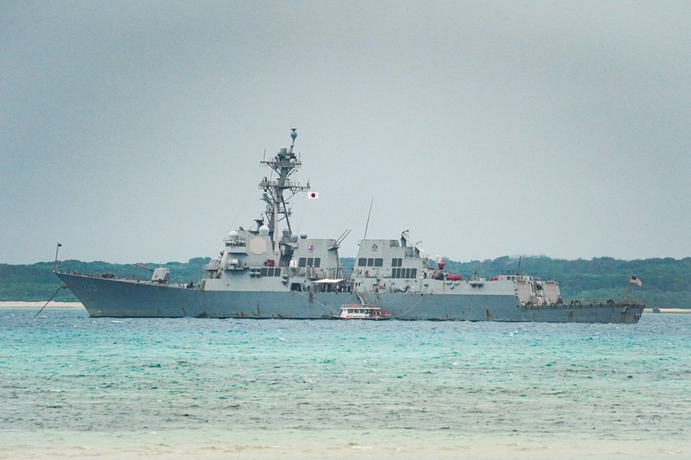 美軍神盾艦「拉斐爾．裴拉塔號」最後在石垣島與竹富島之間的水域錨泊，並舉行記者會。（取自八重山日報）