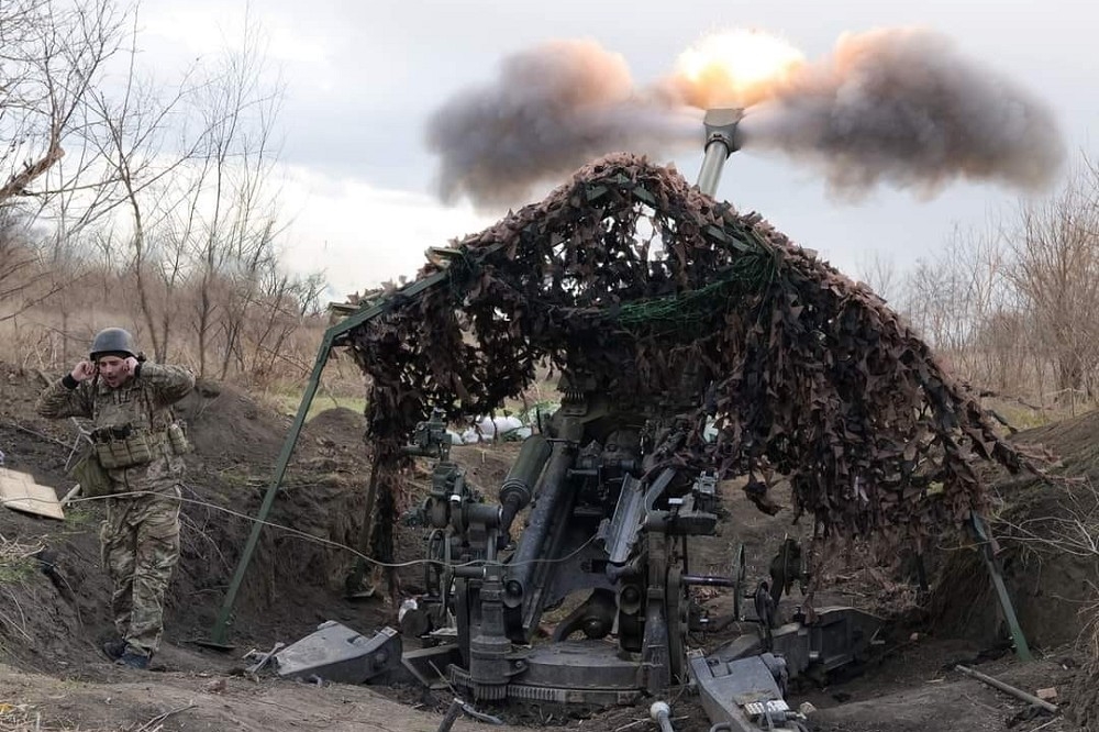 美國拜登政府設法再擠出一筆軍援，包含急需的火箭與榴砲彈藥。圖為烏軍的M777榴砲開火。（取自烏克蘭武裝部隊）