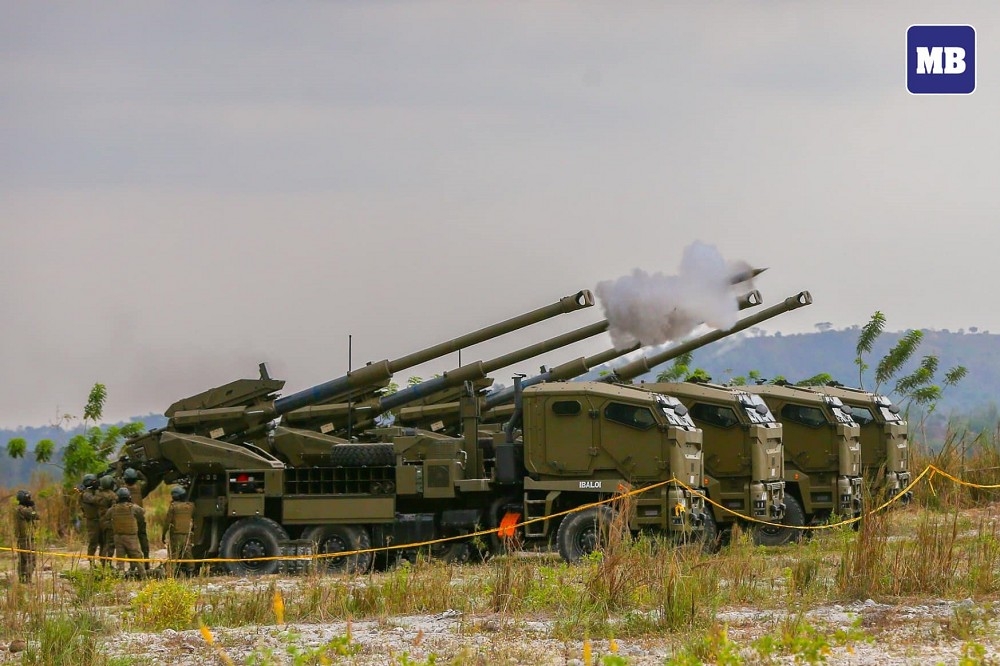 菲國陸軍在「陸地」大型聯合兵種演習期間，進行ATOMS輪型自走砲實彈射擊操演。（取自菲國陸軍）