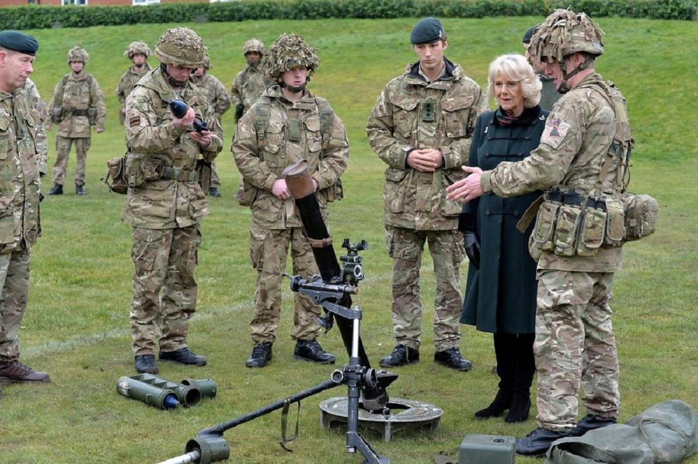 2015年還是康瓦爾公爵夫人的卡蜜拉王妃，在視察來福槍團第4營時聽取官兵介紹81公厘L16迫擊砲簡報。（取自英國陸軍）