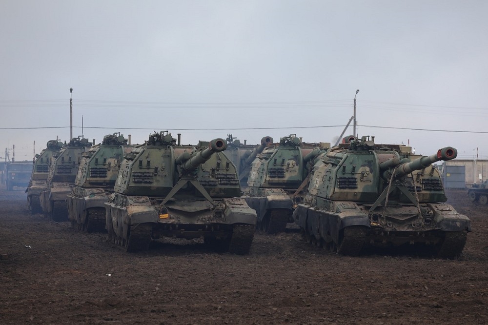 俄國防長蕭依古在軍事會議上宣布，今年將完成2個軍團以及14個師又16個旅的擴充兵力。圖為俄軍的2S19自走砲單位。（取自俄國國防部）