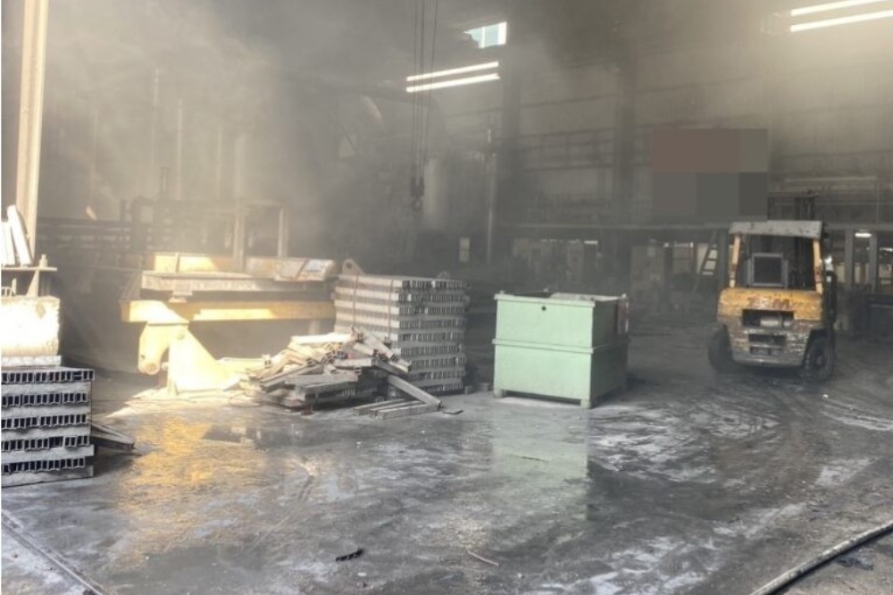 高雄市一家鋁業工廠23日上午傳出氣爆意外。（翻攝畫面）