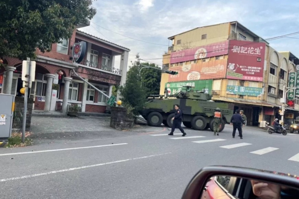 陸軍一輛雲豹裝甲車出勤時撞到路燈，燈桿傾倒在派出所外牆上。（取自記者爆料網）