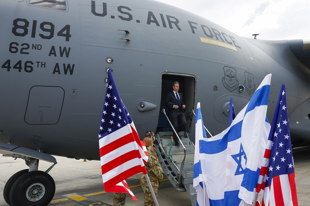 美國國務卿布林肯搭乘美軍專機抵達以色列，與包括納坦雅胡在內的以色列戰爭內閣進行對話。（美聯社）