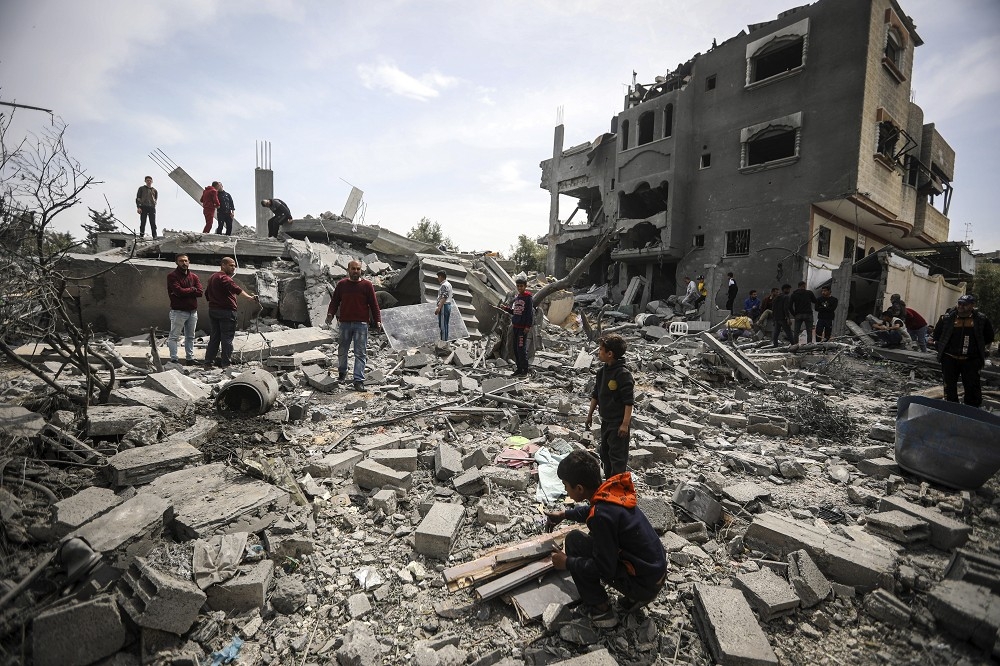 以色列軍方空襲加薩中部的難民營，造成大量建物毀損。（美聯社）