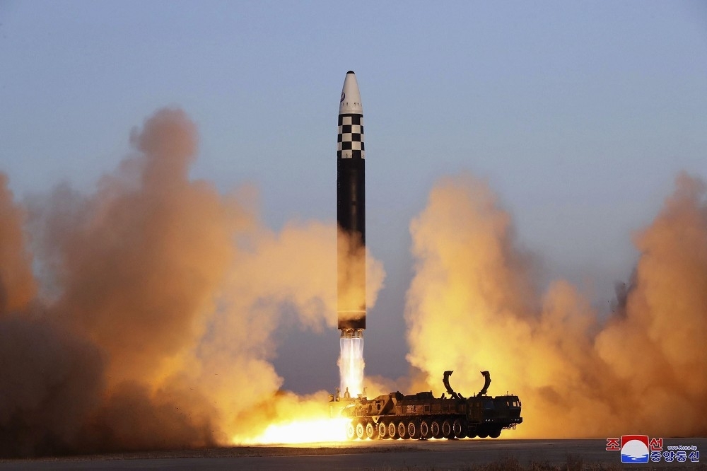 北韓今晨再度試射中長程飛彈，圖為北韓進行洲際彈道飛彈測試。（美聯社）