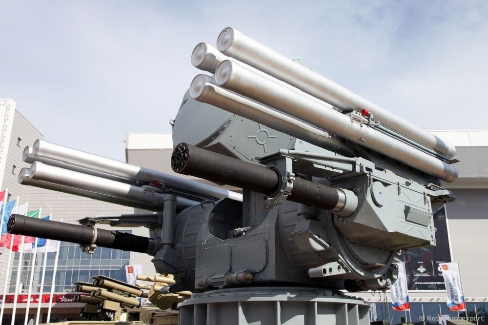 在國際防展中展出的「鎧甲-M」系統，武裝配置為2具6管30公厘蓋特林機砲搭配8枚飛彈。（取自Rostec）